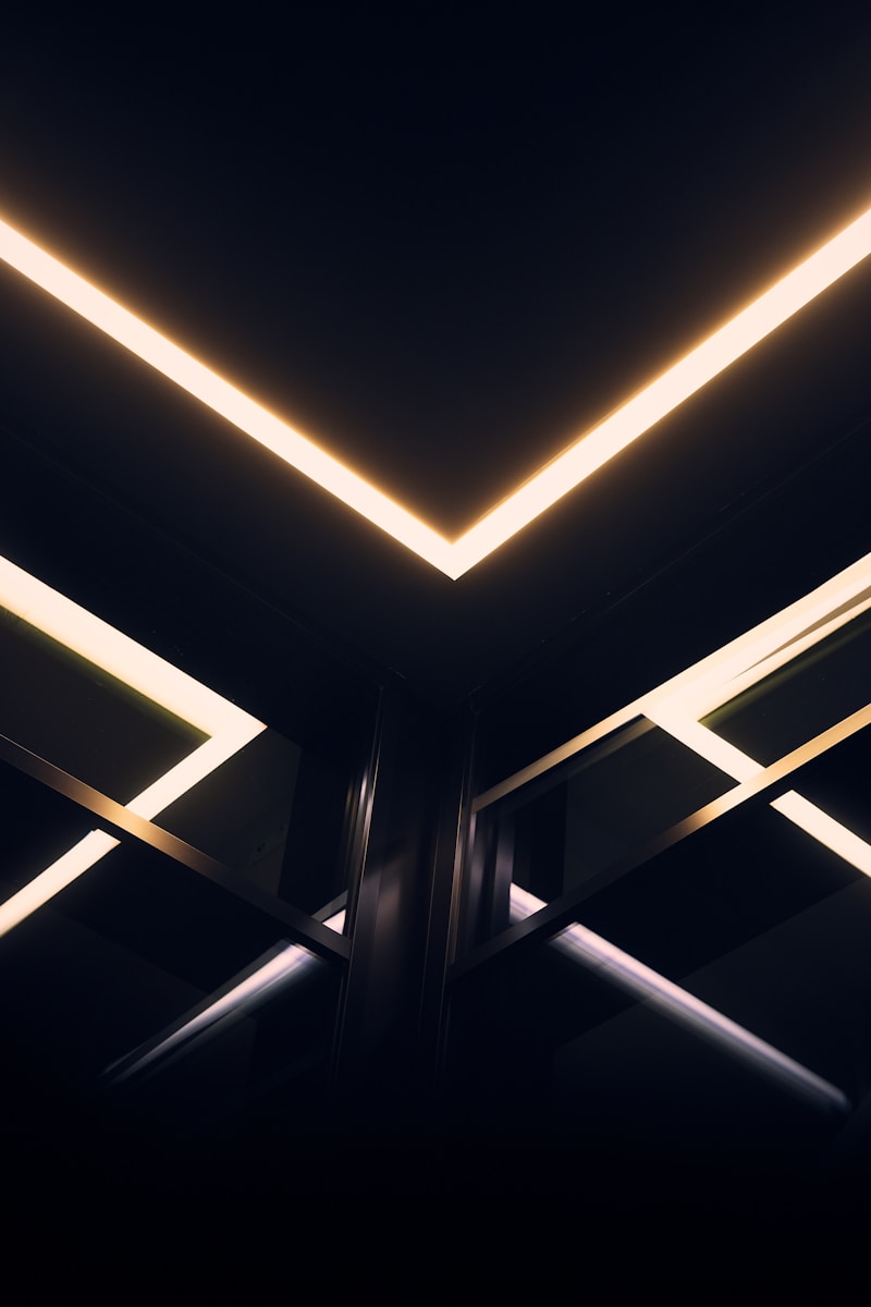 Geometrijski strop z LED poudarki