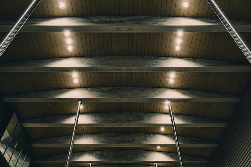 Lebdeči stropni otoček z LED