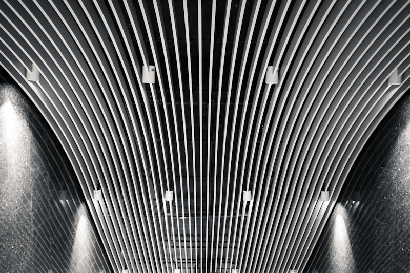 Ravni strop z LED vgrajenimi točkami